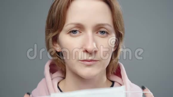 带医疗面罩的年轻女子肖像视频的预览图