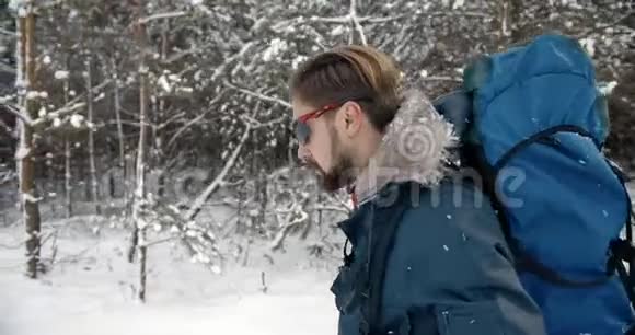 背着背包享受雪景的成熟游客视频的预览图