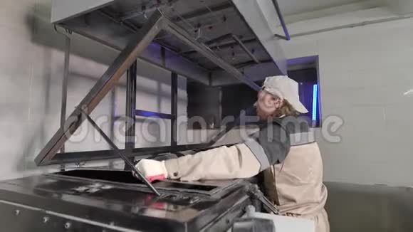 一名男工从事制造过程人为塑料热真空成型工艺服务视频的预览图