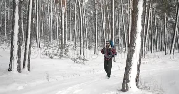 成熟的游客穿过寒冷的冬林视频的预览图