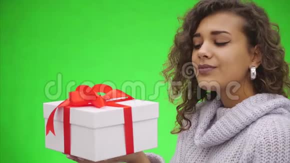 非洲裔美国妇女拿着带有红色丝带的礼品盒正在看着它最美好的祝愿快关门复制空间视频的预览图