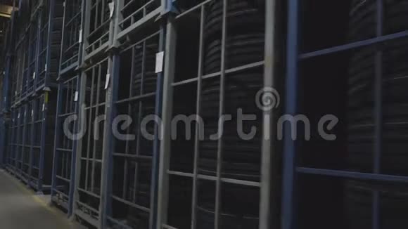 生产车间区域货架上的橡胶轮胎视频的预览图