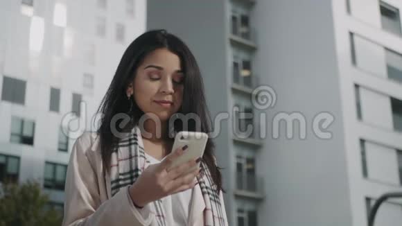 在街上使用智能手机的女商人女性专业电话短信视频的预览图