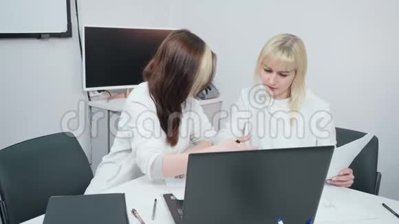 两个女商人在工作室讨论工作视频的预览图