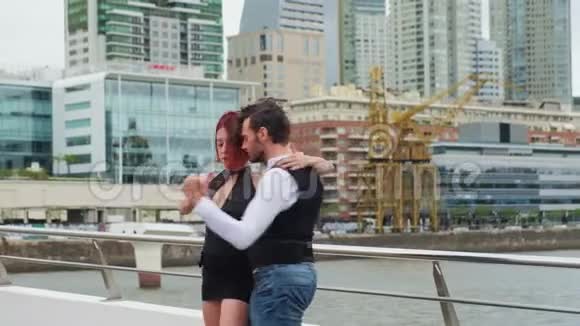 两个探戈舞者在马德罗港码头的桥上做核心摄影视频的预览图
