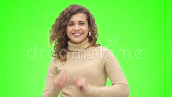 美国黑人女孩的手势用微笑的面部表情竖起大拇指快关门复制空间4K视频的预览图