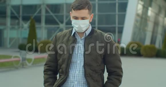 戴防护面罩的人在机场附近看健康和安全生命概念N1H1冠状病毒病毒保护视频的预览图