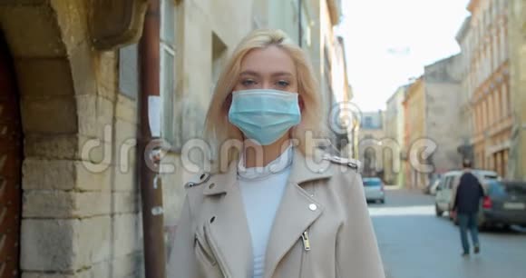 街上戴面罩的妇女戴着面罩预防冠状病毒感染19女士在公共场所散步视频的预览图