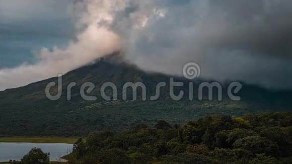 阿雷纳尔火山顶的时间流逝视频的预览图