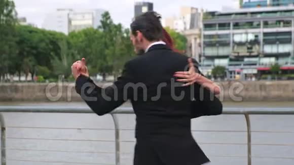 两名专业探戈舞者在布宜诺斯艾利斯的马德罗港跳舞视频的预览图