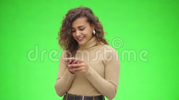 微笑的非裔美国妇女正在智能手机上聊天快关门复制空间视频的预览图
