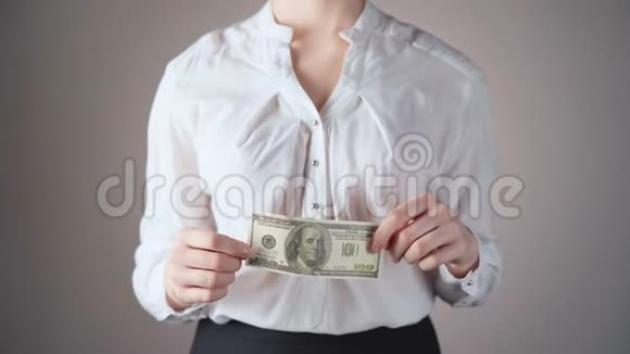 穿着白衬衫手里拿着美元的女商人视频的预览图