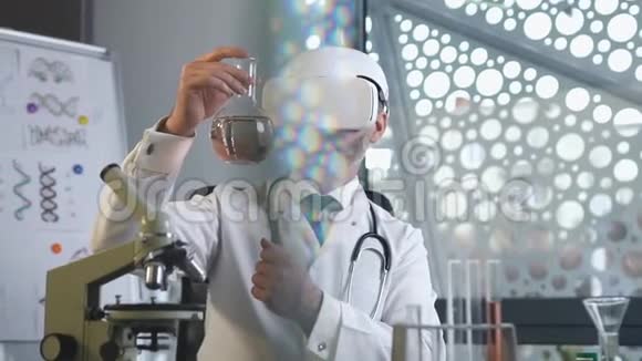 一位可敬的高技能的白发苍苍的医生的肖像画他用化学液体看着瓶子视频的预览图