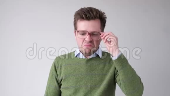 年轻人流鼻涕用袖子擦鼻子生病了视频的预览图