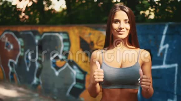 快关门性感的健身女孩竖起大拇指复制空间4K视频的预览图