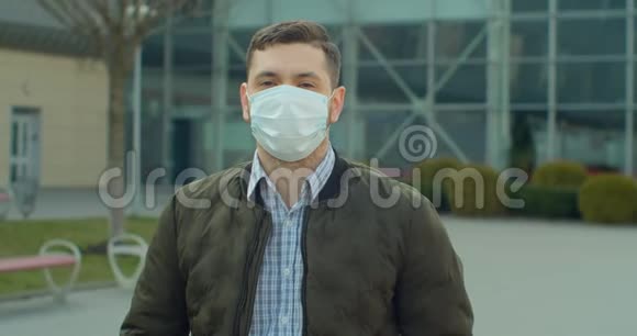 戴防护面罩的人在机场附近看健康和安全生命概念N1H1冠状病毒病毒保护视频的预览图