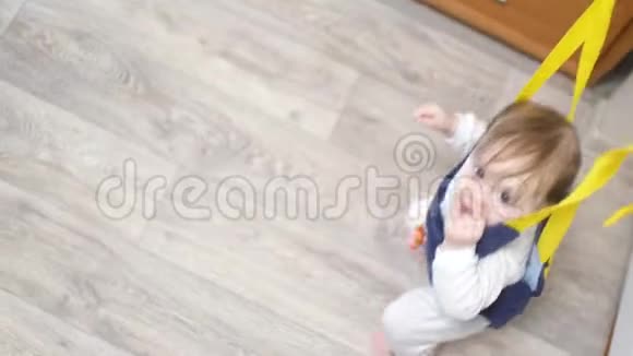 快乐的小宝宝在孩子们跳跃和吸拳儿童教育游戏在家快乐的童年视频的预览图