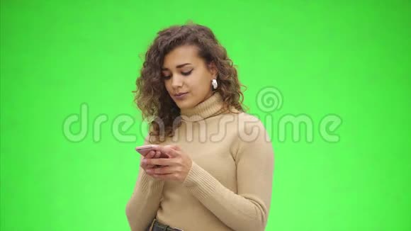 微笑的非裔美国妇女正在智能手机上聊天快关门复制空间视频的预览图