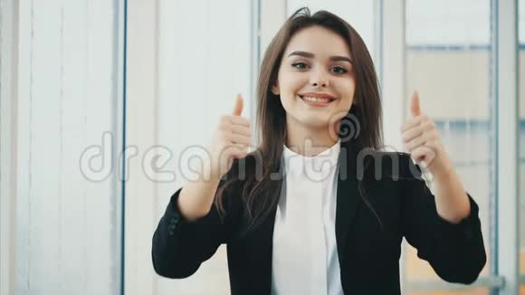 商业女性微笑着寻找相机拇指手指向上孤立在白色全景背景上快关门副本视频的预览图