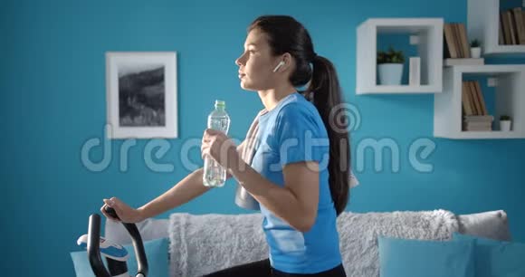 自信的女人在自行车上喝水视频的预览图