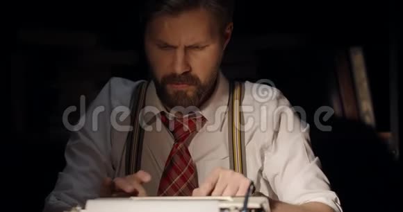 男性作家阅读打字页视频的预览图