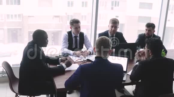 一群穿西装的年轻商人在办公室里一起工作和交流公司业务秘书处和经理视频的预览图