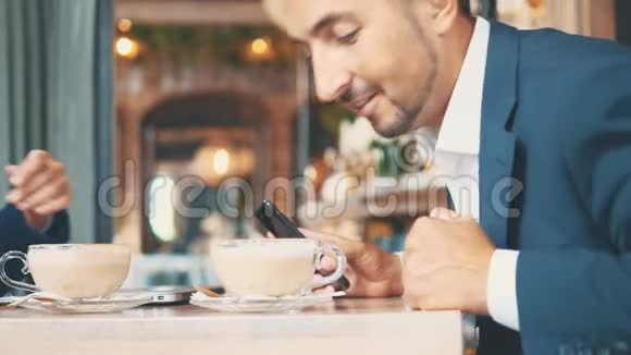 两个商人吃商务午餐餐馆或咖啡店里的人在喝咖啡复制空间视频的预览图
