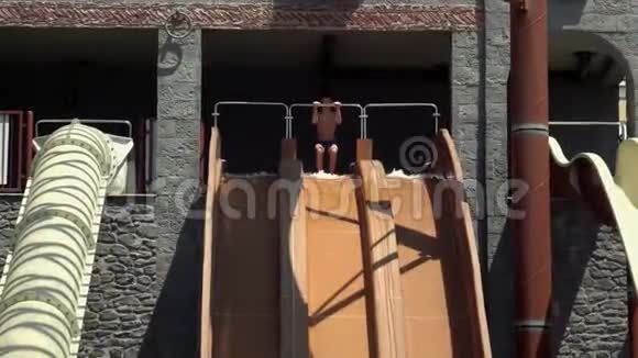 一个十几岁的孩子从塑料滑梯上下来视频的预览图