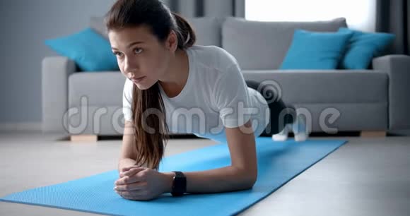 健身女孩做瑜伽垫木板运动视频的预览图