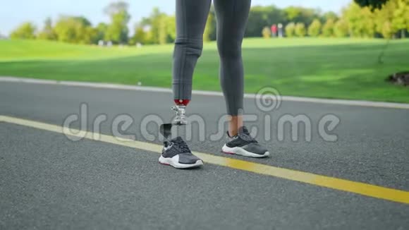 有假肢的慢跑者站在公园里女在路上的起始位置视频的预览图