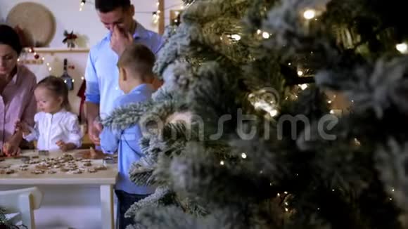 全家人都在一起为圣诞节做饼干视频的预览图