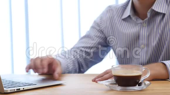 商人正在把糖混在咖啡里快关门4K视频的预览图