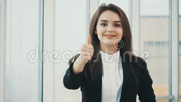 商业女性微笑着用拇指向上的手指拍摄相机孤立在白色的全景背景上快关门复制空间视频的预览图