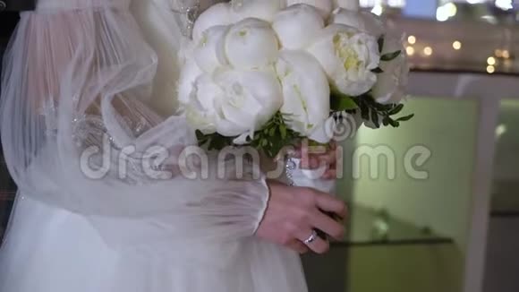 带着白牡丹花束的新娘视频的预览图