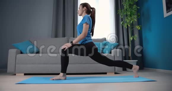 女人在家里用瑜伽垫伸展身体视频的预览图