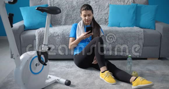 运动女性锻炼后在地板上放松视频的预览图