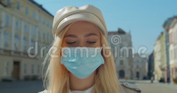 美丽的金发女孩戴着医疗面具在冠状病毒COVID19流行Covid19冠状病毒保护期间视频的预览图
