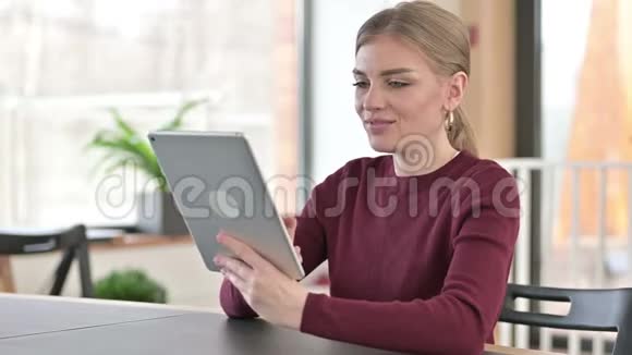 办公室青年妇女在桌上的在线视频聊天视频的预览图