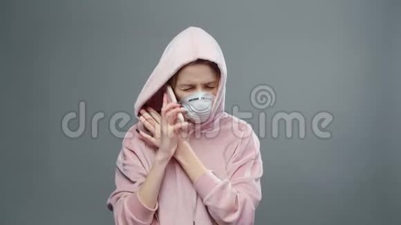 穿粉色运动衫的年轻女性在智能手机上讲话的视频视频的预览图