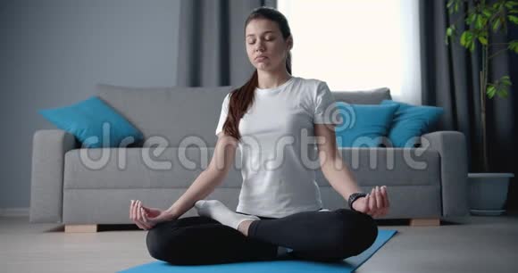 运动女性在家坐瑜伽垫视频的预览图