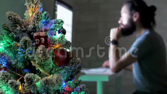 在圣诞节假期胡子男在黑暗中使用台式计算机视频的预览图