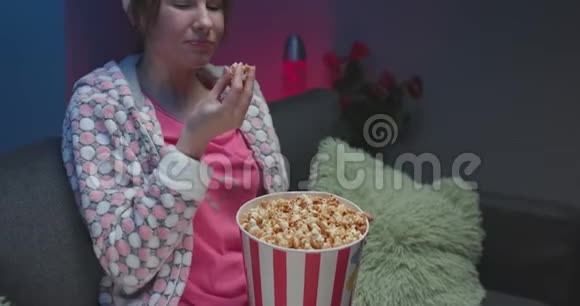 家里的女孩对深夜电影的反应吃爆米花视频的预览图