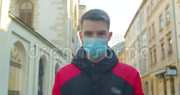 在街上戴防护面具的青年学生健康和安全生命概念N1H1冠状病毒病毒视频的预览图