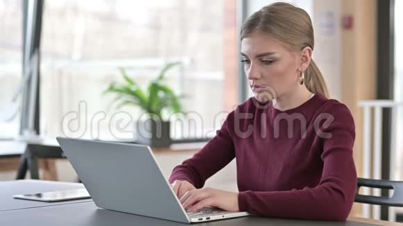 办公室青年妇女在电脑上的视频聊天视频的预览图