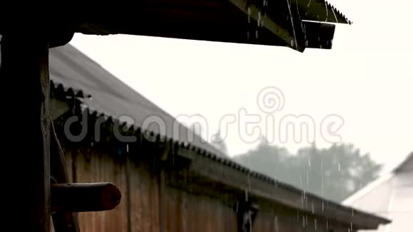 雨滴从雕刻的瓷砖屋顶视频的预览图