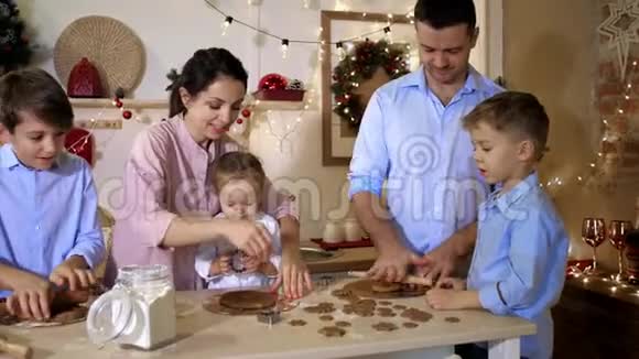 全家人一起为圣诞节做饼干玩得很开心视频的预览图