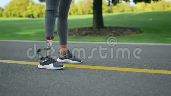 有假肢的女人站在路上准备在公园跑步的运动员腿视频的预览图