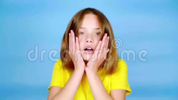穿着黄色T恤的少女非常惊讶双手抱着头张开了一张嘴视频的预览图