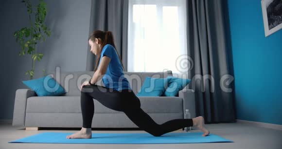 健身妇女做伸展运动视频的预览图