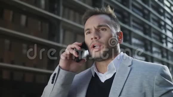 商人在街上用手机说话行政部门对智能手机的争论视频的预览图